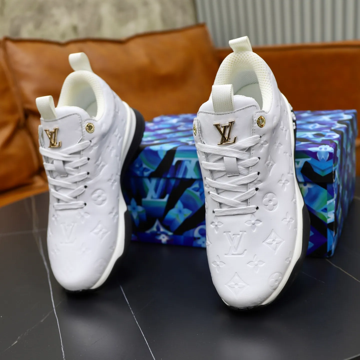 Factory price: 520💰【LV】Louis Vuitton is a high-end brand of men's shoes, new models on the market, top luxury brand, the latest fashionable casual men's shoes, trendy and versatile style, relaxed and sporty style, calfskin upper and ultra-fine workmanship. The original personalized fashionable rubber wear-resistant outsole is light and comfortable on the foot. Code number: 39-44 (45, 46 customized)